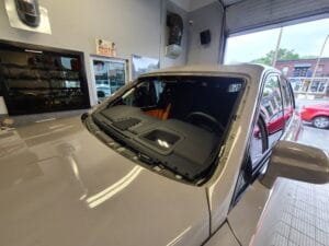 Remplacement de vitrage automobile pour véhicules modernes et de luxe