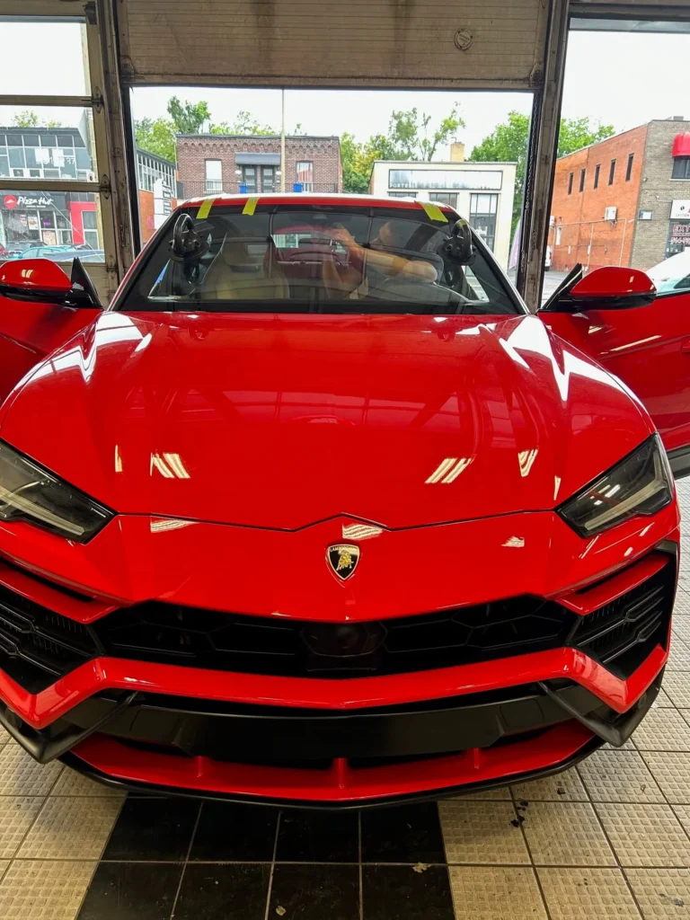 Entretien de pare-brise sur une voiture Ferrari chez Vite Vitres Jacques à Montréal.