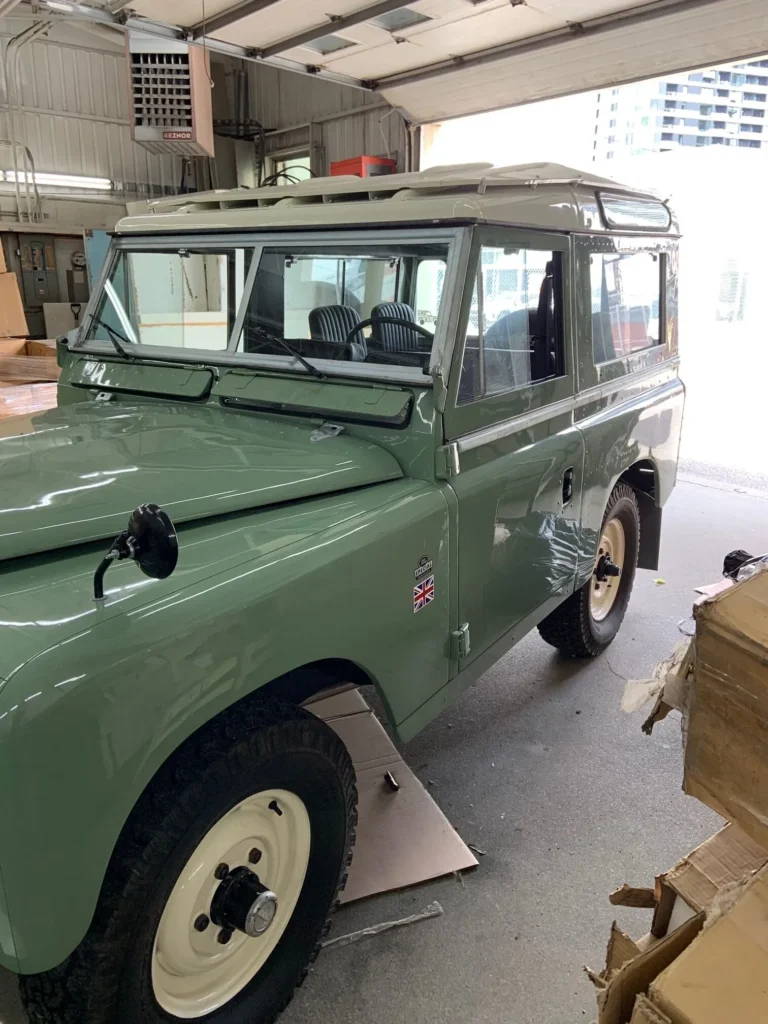 Entretien de pare-brise sur une ancienne voiture verte chez Vite Vitres Jacques à Montréal.