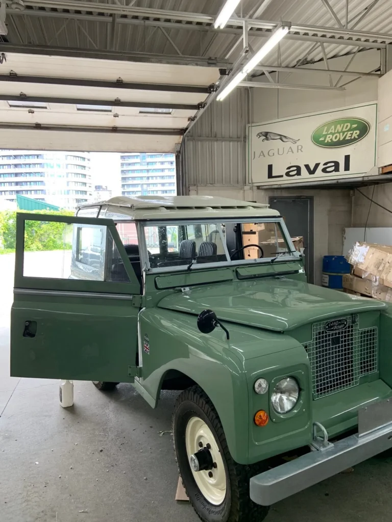 Entretien de pare-brise sur une voiture Land Rover chez Vite Vitres Jacques à Montréal.