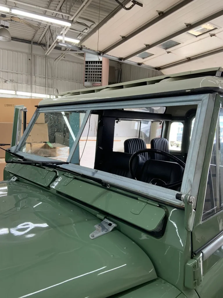 Maintenance de pare-brise sur une voiture Land Rover chez Vite Vitres Jacques à Montréal.