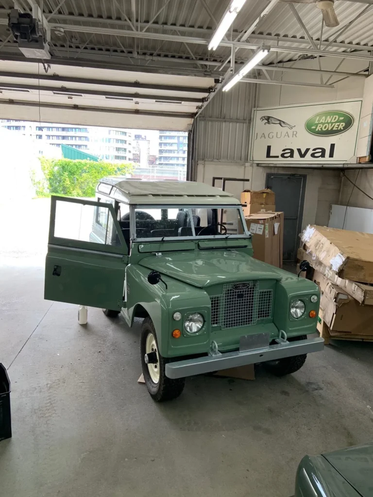 Entretien de pare-brise sur une voiture Land Rover chez Vite Vitres Jacques à Montréal.