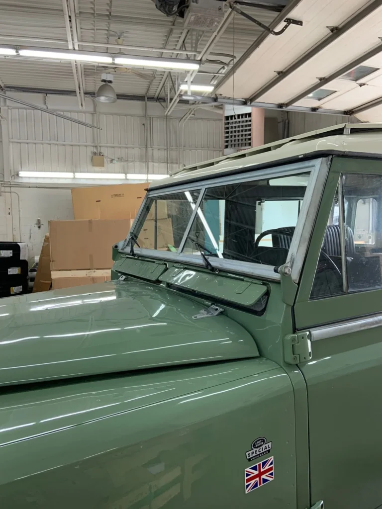 Maintenance de pare-brise sur une voiture Land Rover chez Vite Vitres Jacques à Montréal.