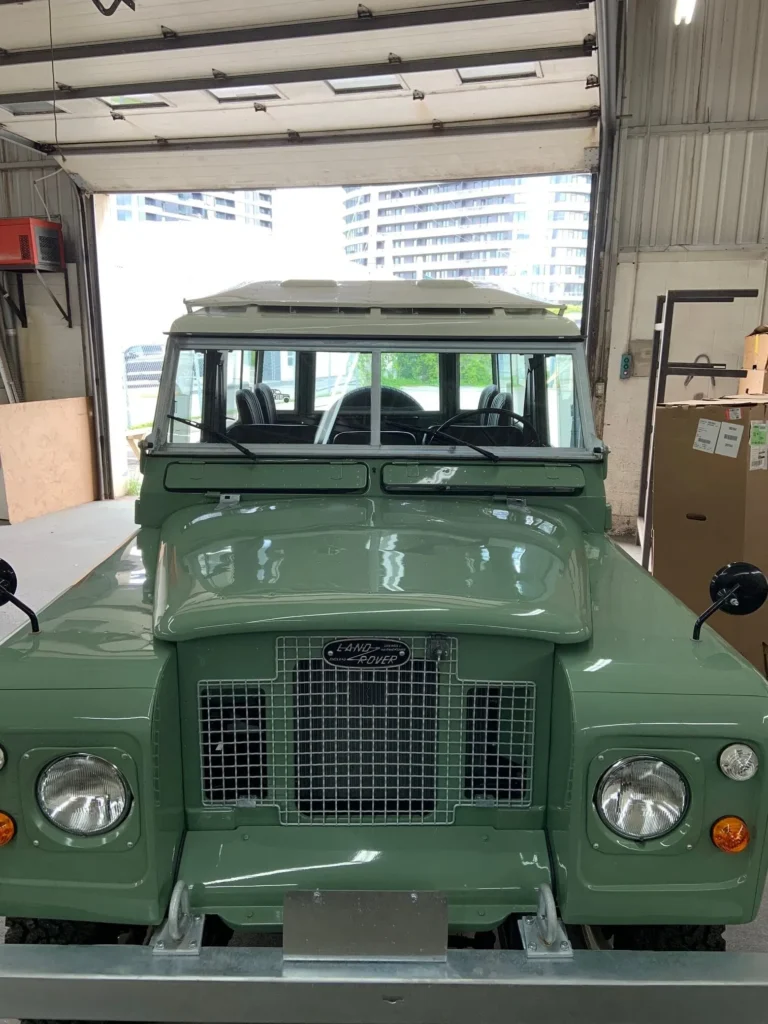 Entretien de pare-brise sur une voiture Land Rover chez Vite Vitres Jacques à Montréal.