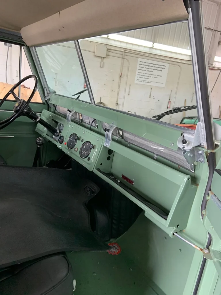 Entretien de pare-brise sur une voiture Land Rover chez Vite Vitres Jacques à Montréal.