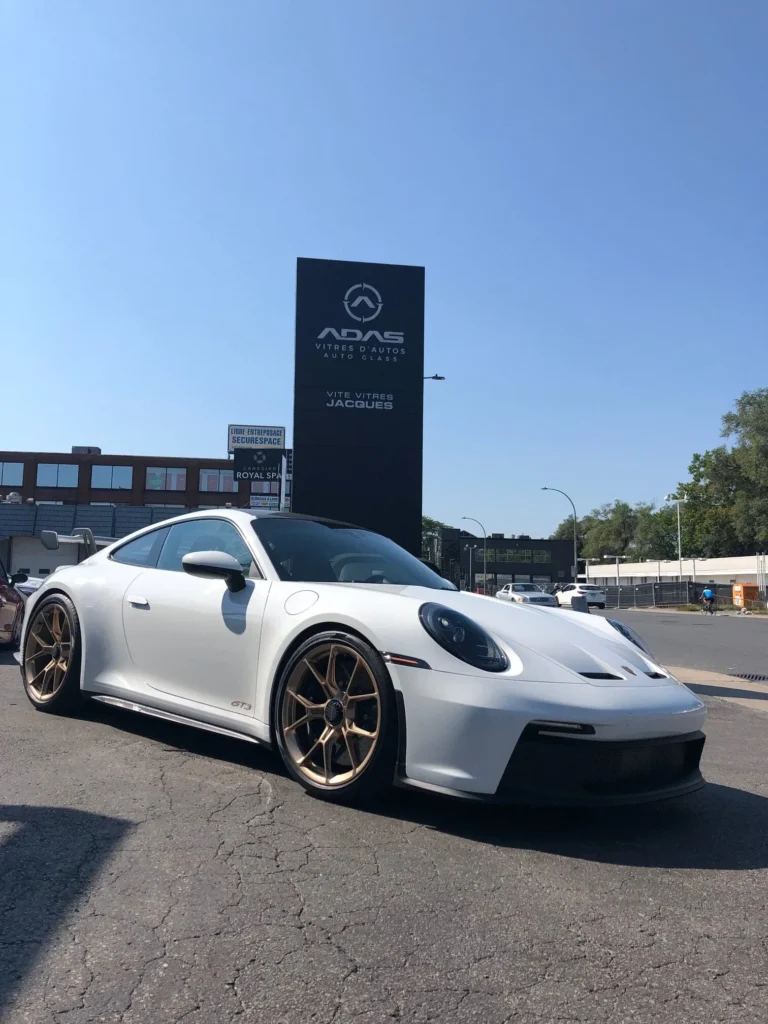 Réparation de pare-brise sur une voiture chez Vite Vitres Jacques à Montréal.