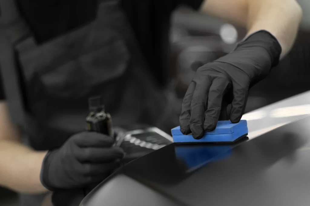 Technicien utilisant un équipement moderne dans un centre d’entretien automobile à Montréal.